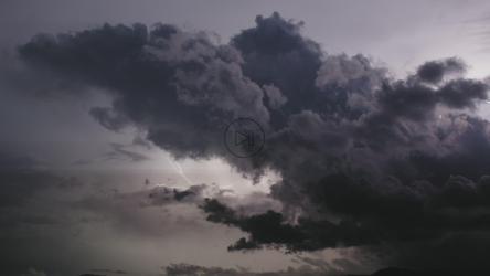 雷雨时天空中的闪电[]