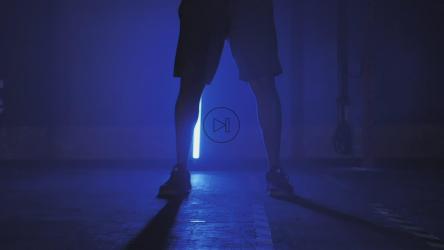 男子将杠铃扔到地板上[免费商用]