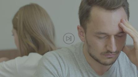 悲伤和愤怒背靠背的男人和女人[免费商用]