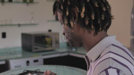 男子与女友一起吃沙拉[免费商用]