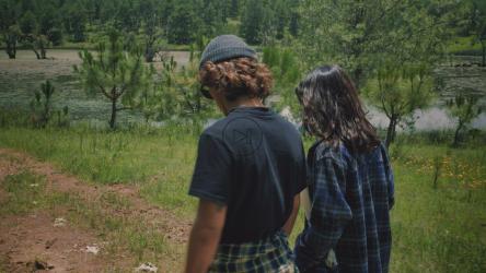 情侣在大自然中绕湖散步[4K免费商用]