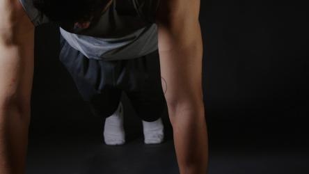 在黑暗的背景下做俯卧撑[]