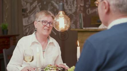 高级女士在现代餐厅浪漫晚餐时聊天[4K]