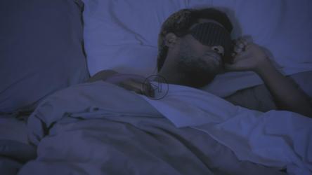 睡觉的男孩在床上移动[免费商用]