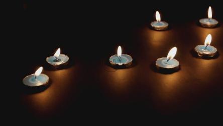 黑暗中点燃的小蜡烛[]