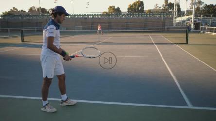 户外球场上的网球运动员[免费商用]