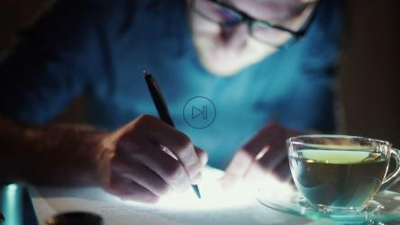 失眠男子用一杯茶写字[]