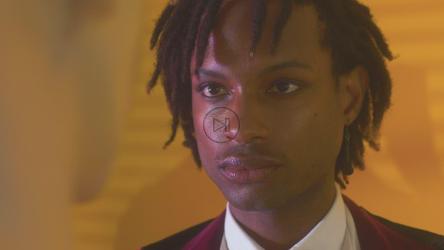 Young man staring into the face of a mannequin[免费商用]