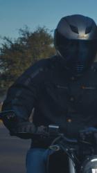 骑摩托车的男子在路上，特写[免费商用竖屏]