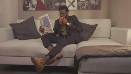 放松的家伙一边看新闻一边喝咖啡[免费商用]