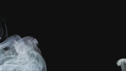 黑色背景上的烟雾[免费商用]