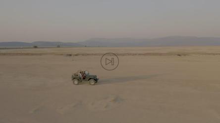 日落时乘卡车穿越沙漠[免费商用]