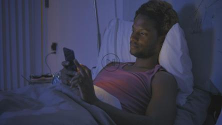 男孩把手机放在一边，这样他就可以睡觉了[免费商用]