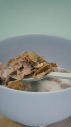 喝一汤匙健康的牛奶麦片[免费商用竖屏]