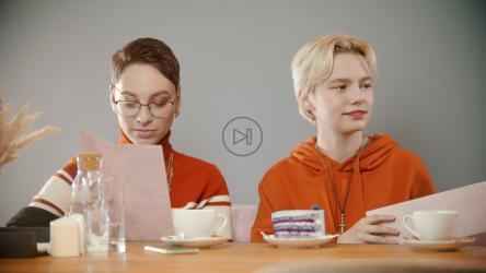 两个兴高采烈的女人在餐馆点菜[4K]