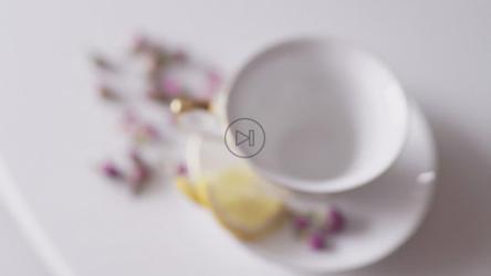 茶壶将茶倒入瓷杯的俯视图[]