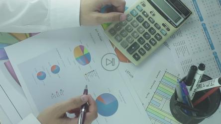 有计算器和图表的商人[]