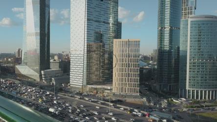 摩天大楼旁的繁忙交通[4K]