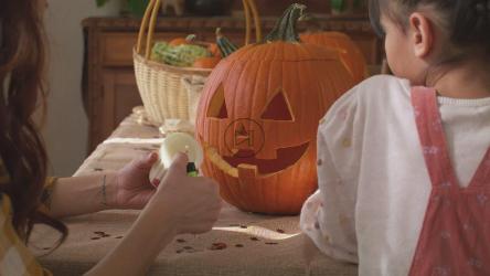 母亲和女儿为万圣节准备南瓜[免费商用]