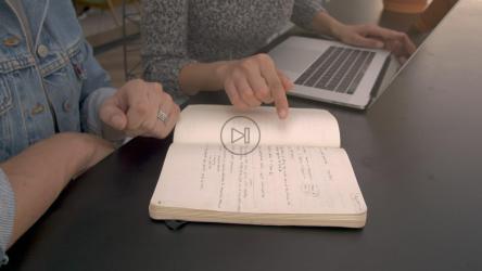 两个人在一张黑色的桌子上工作[免费商用]