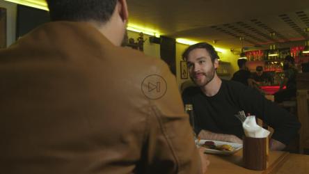 两名男子在餐厅酒吧聊天[免费商用]