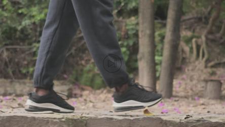 一个人在森林的小路上行走[免费商用]