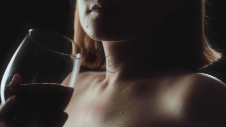 一个女人在黑底玻璃杯里喝酒[4K免费商用]