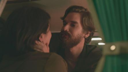 一对情侣在停着的combi上接吻[免费商用]