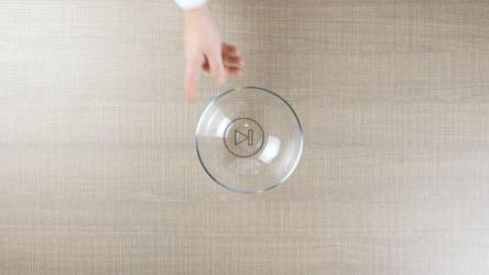 厨师亲手准备沙拉[]