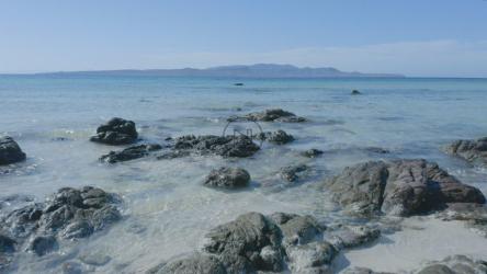 岩石海滩上光滑清澈的海水[免费商用]