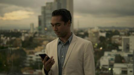 西装男子在外面打电话[免费商用]