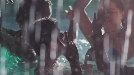 朋友们在游泳池里跳舞[免费商用]