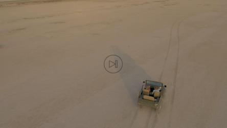 吉普车在茫茫沙漠中曲折行驶[免费商用]