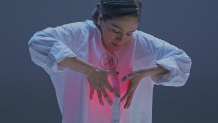 胸部有光的当代舞者表演[免费商用]