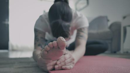 在垫子上练习瑜伽的女人[免费商用]