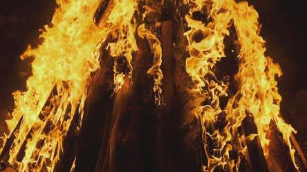 原木在夜间燃烧[]