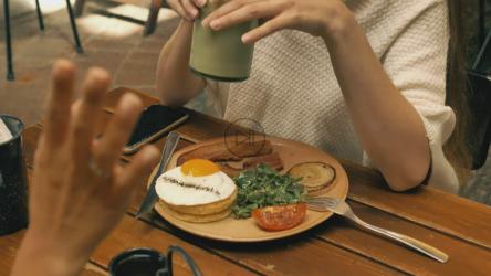 快乐的女孩在餐馆里和另一个人聊天[免费商用]