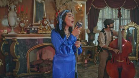 优雅表演：女歌手兼双低音[免费商用]