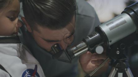 惊讶的小女孩和她的父亲使用显微镜[免费商用]