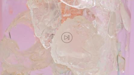 起泡的可乐汽水装满了一杯冰[免费商用]