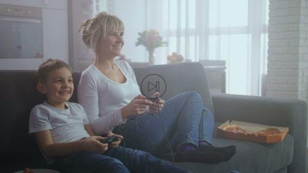 母子俩一起玩电子游戏[]