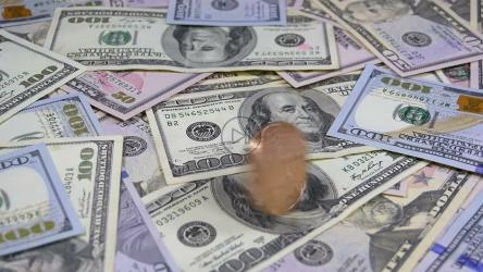 黄金比特币在美元纸币上旋转[]