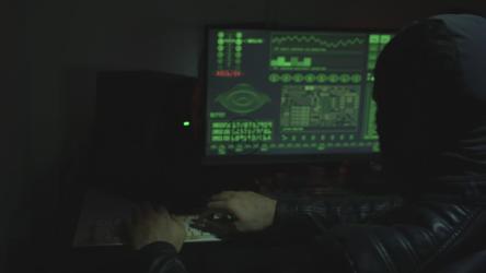 戴着巴拉克拉瓦帽的黑客在电脑前工作[免费商用]