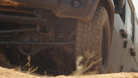 非洲野生动物园中的大型SUV驶离公路[]