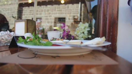 在餐馆吃早餐的人[]