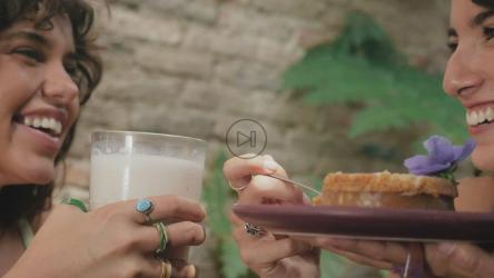 两个女孩在咖啡馆约会时的脸[免费商用]