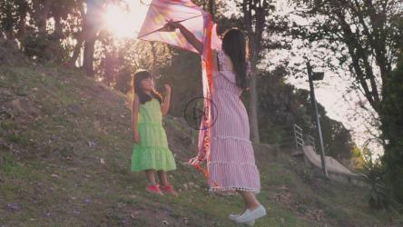 一位母亲在野餐日与女儿玩耍[免费商用]