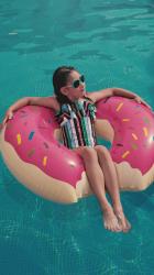 女孩在水池里晒太阳[免费商用竖屏]