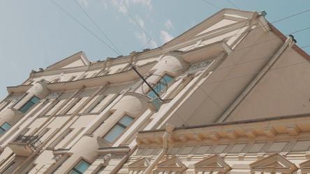 阳光下的城镇建筑[]