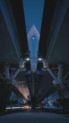 在一条两边有两条大道的外围道路下[免费商用竖屏]